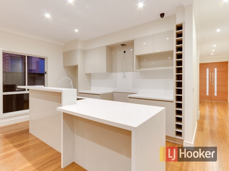 12 Bonnington Boulevard, Clyde North VIC 3978