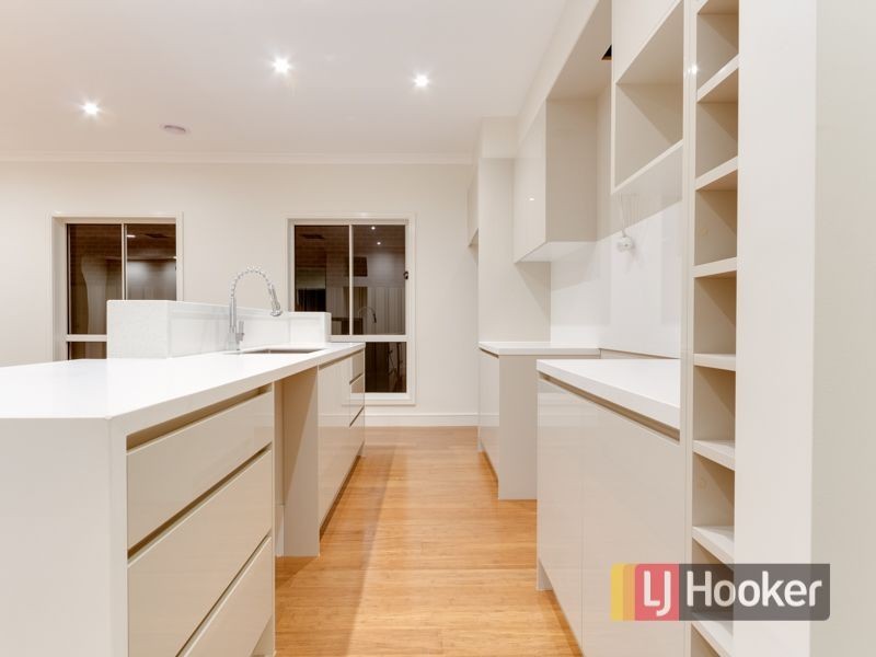 12 Bonnington Boulevard, Clyde North VIC 3978