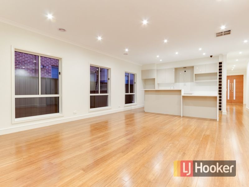 12 Bonnington Boulevard, Clyde North VIC 3978