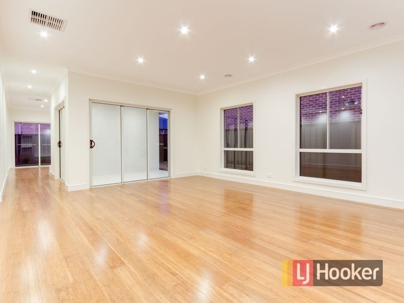 12 Bonnington Boulevard, Clyde North VIC 3978