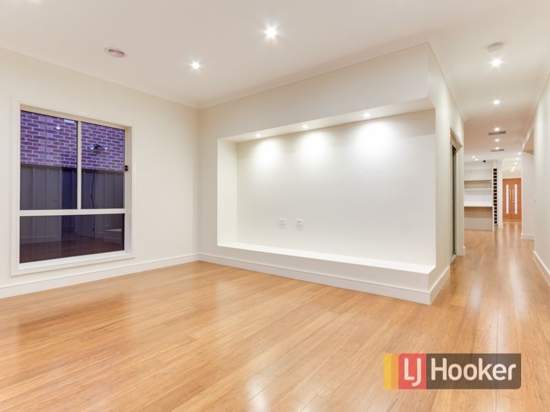 12 Bonnington Boulevard, Clyde North VIC 3978