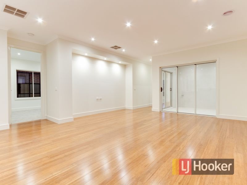 12 Bonnington Boulevard, Clyde North VIC 3978