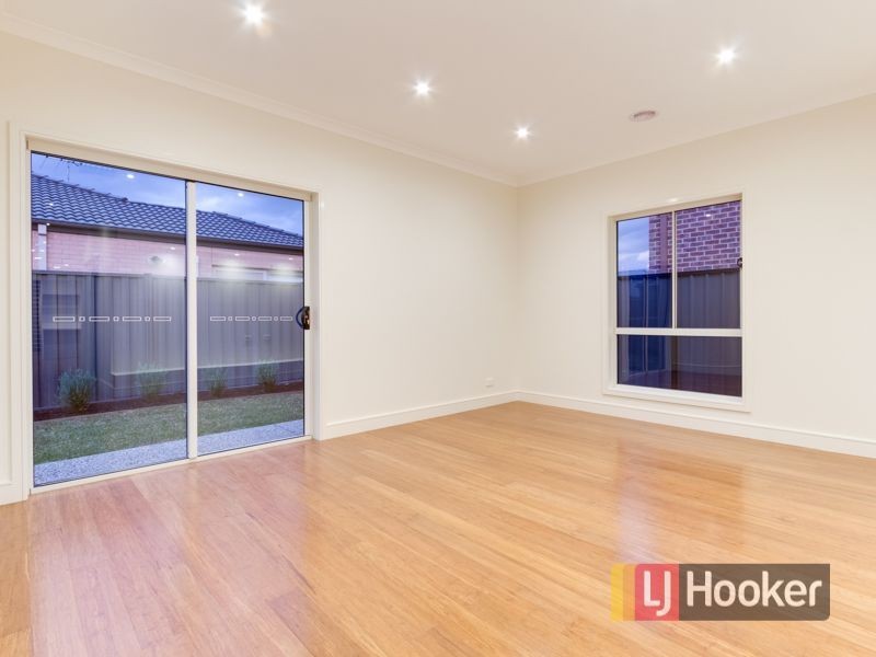 12 Bonnington Boulevard, Clyde North VIC 3978