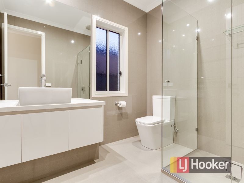 12 Bonnington Boulevard, Clyde North VIC 3978