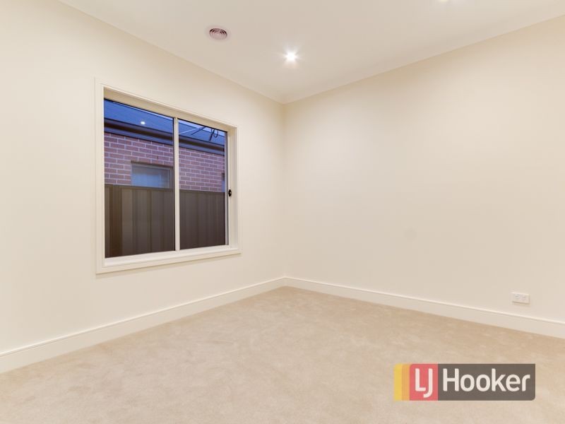 12 Bonnington Boulevard, Clyde North VIC 3978