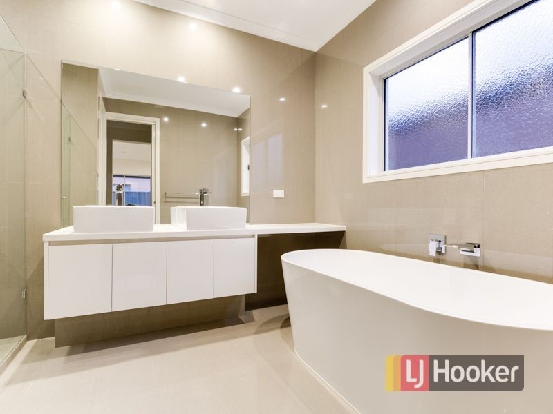 12 Bonnington Boulevard, Clyde North VIC 3978