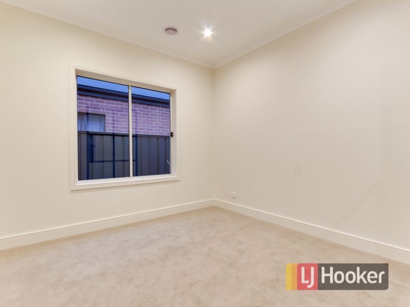 12 Bonnington Boulevard, Clyde North VIC 3978