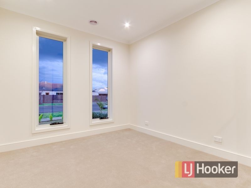 12 Bonnington Boulevard, Clyde North VIC 3978