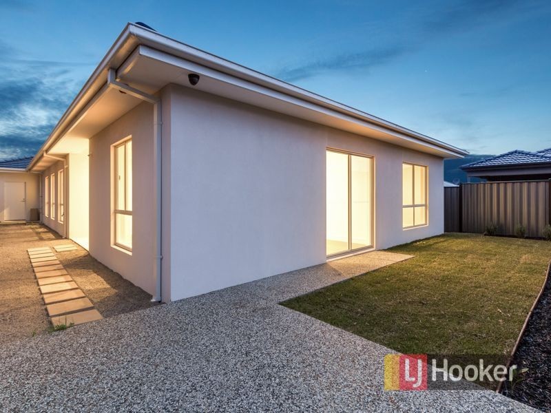 12 Bonnington Boulevard, Clyde North VIC 3978