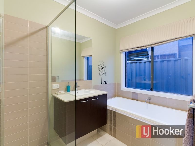 6 Monmouth Road, Cranbourne East VIC 3977
