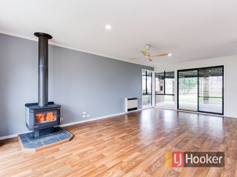16 Bradley Way, Cranbourne West VIC 3977