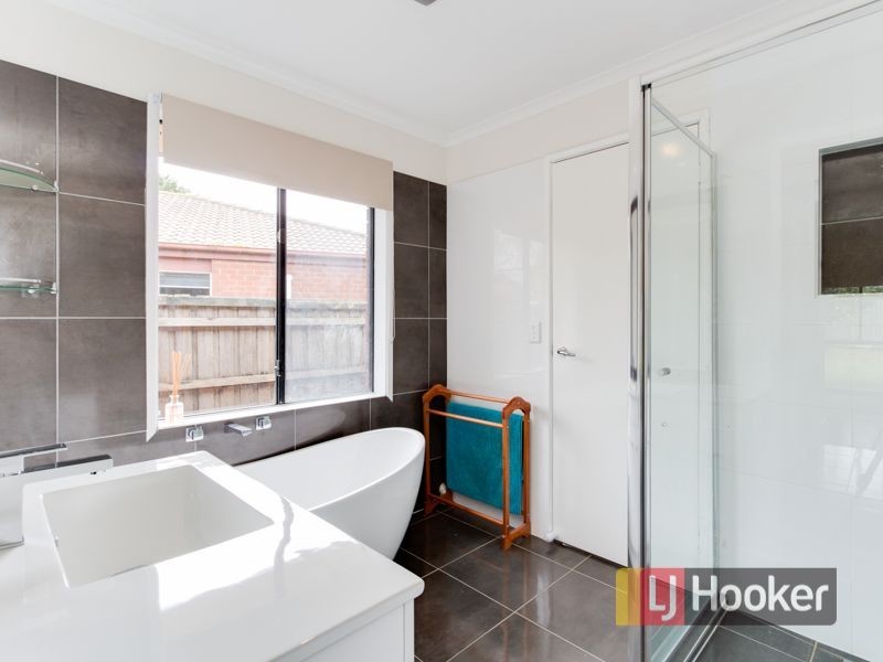 16 Bradley Way, Cranbourne West VIC 3977