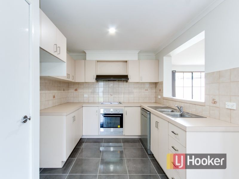 16 Bradley Way, Cranbourne West VIC 3977