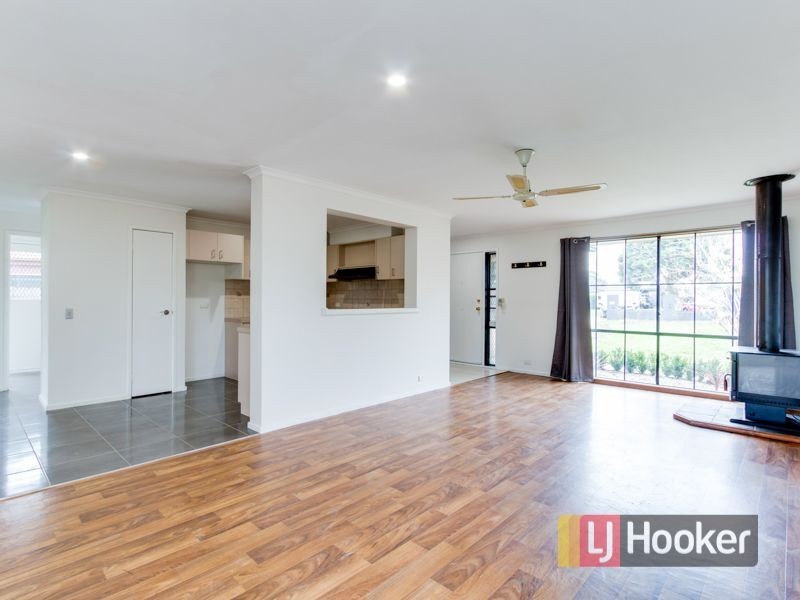 16 Bradley Way, Cranbourne West VIC 3977