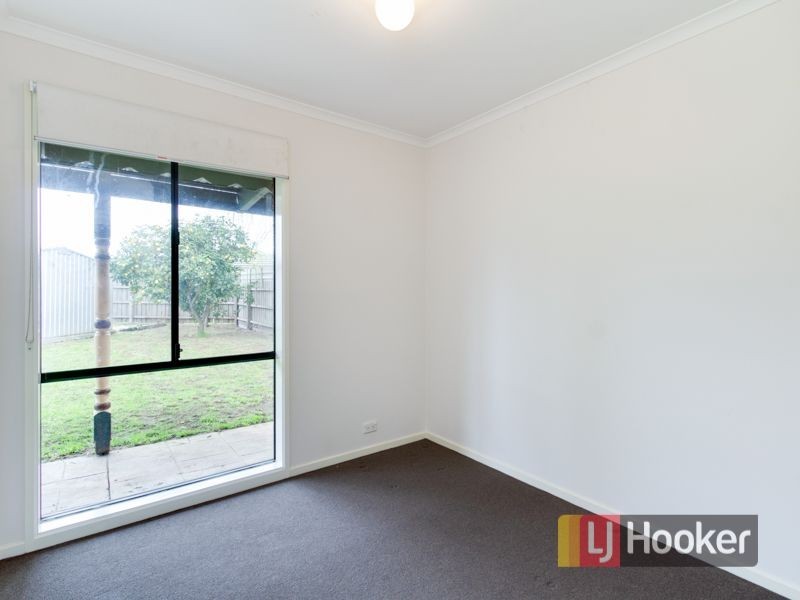 16 Bradley Way, Cranbourne West VIC 3977