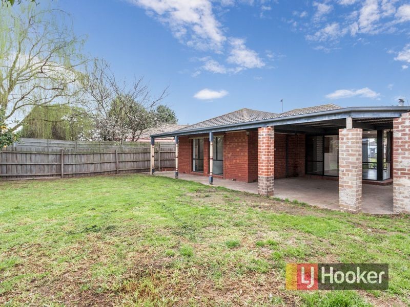 16 Bradley Way, Cranbourne West VIC 3977