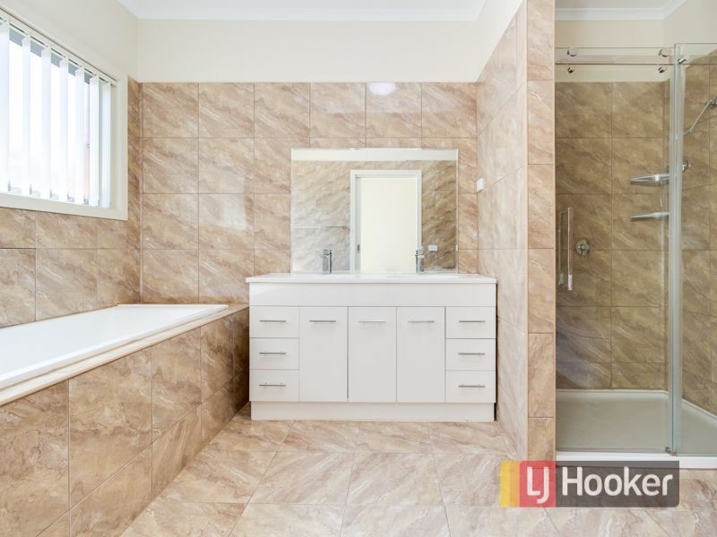 11 Midnight Rise, Cranbourne East VIC 3977