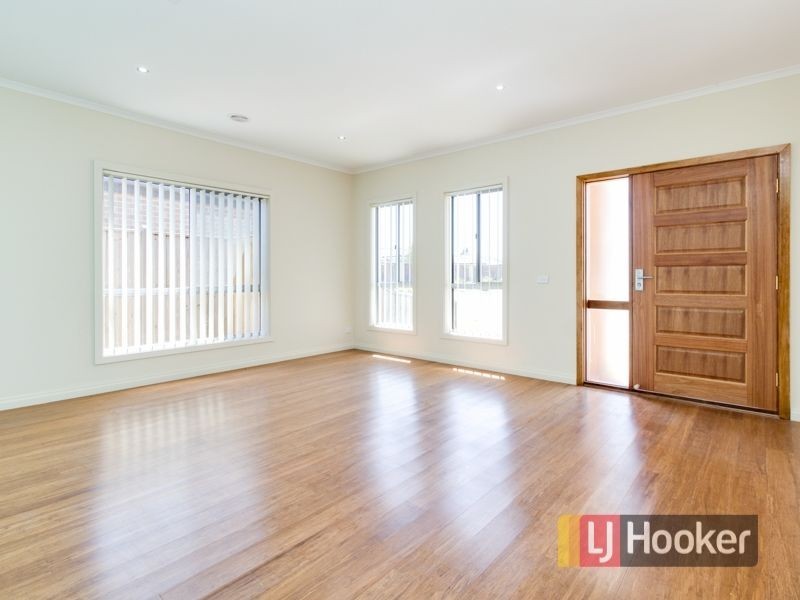 11 Midnight Rise, Cranbourne East VIC 3977