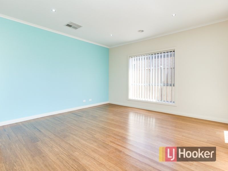 11 Midnight Rise, Cranbourne East VIC 3977