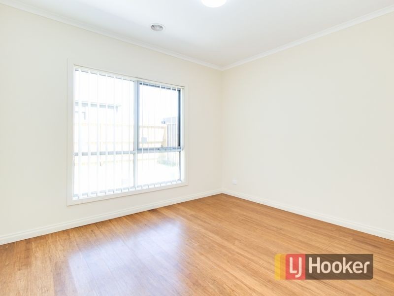 11 Midnight Rise, Cranbourne East VIC 3977