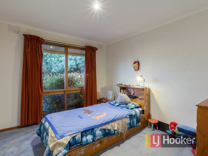 6 Lonsdale Crescent, Cranbourne North VIC 3977