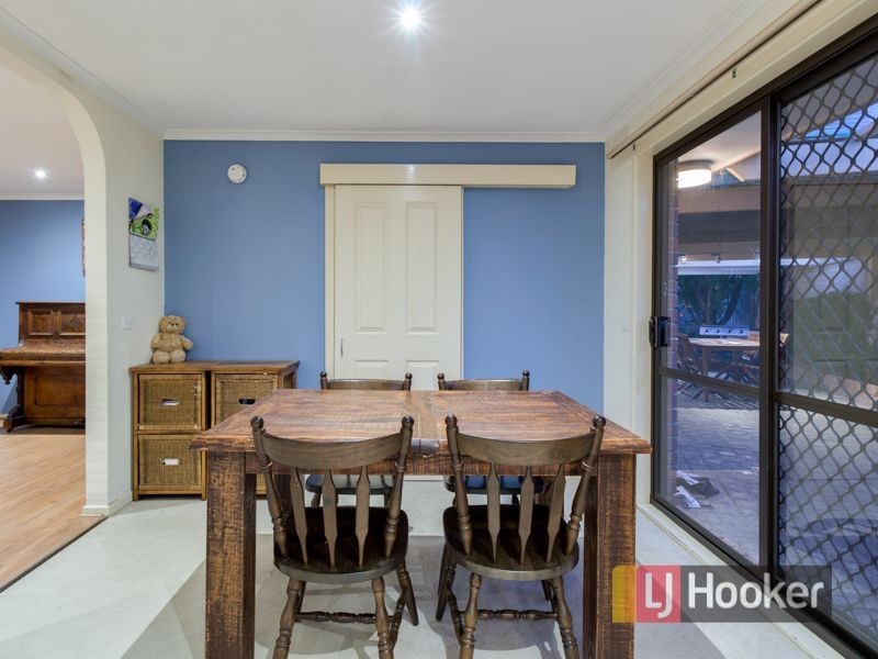 6 Lonsdale Crescent, Cranbourne North VIC 3977