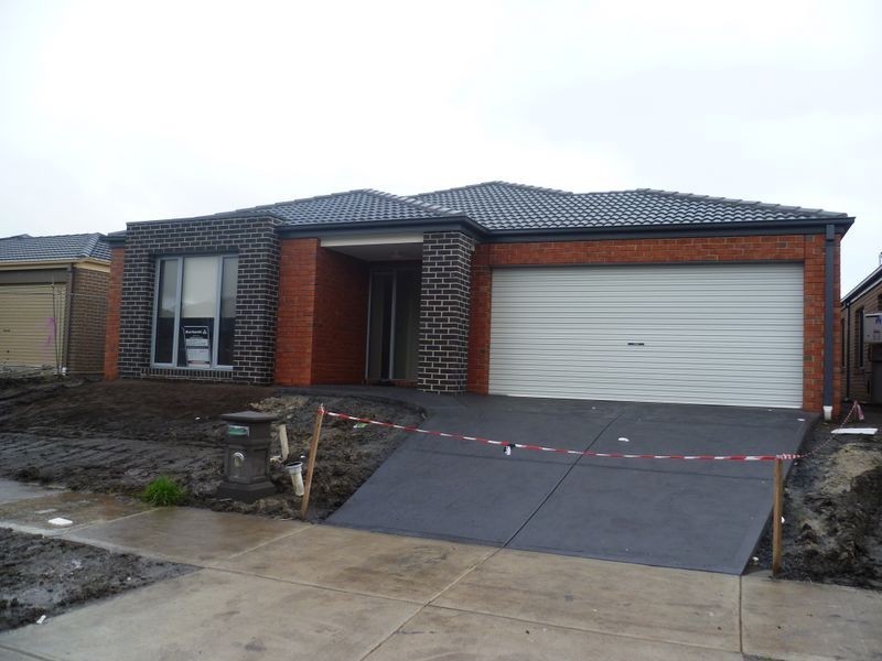 8 Tattle Grove, Cranbourne VIC 3977