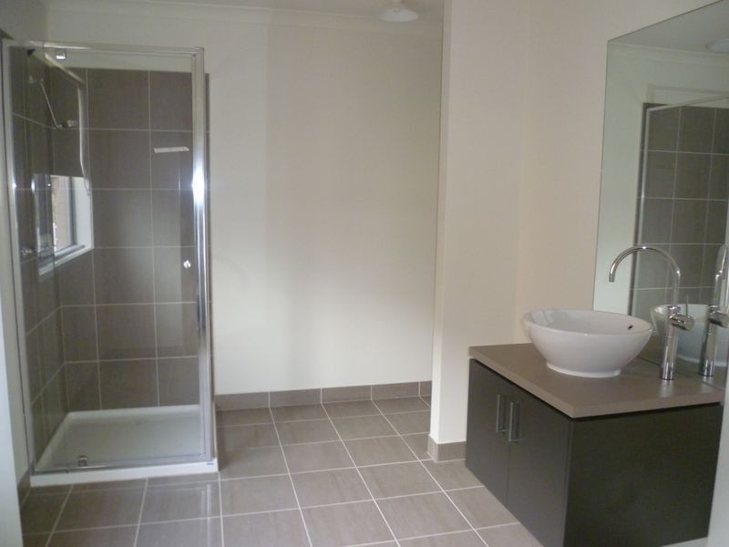 8 Tattle Grove, Cranbourne VIC 3977