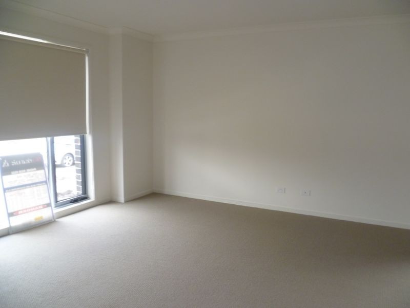 8 Tattle Grove, Cranbourne VIC 3977