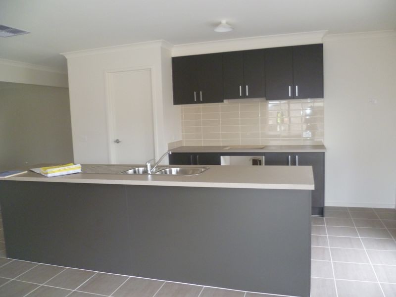 8 Tattle Grove, Cranbourne VIC 3977