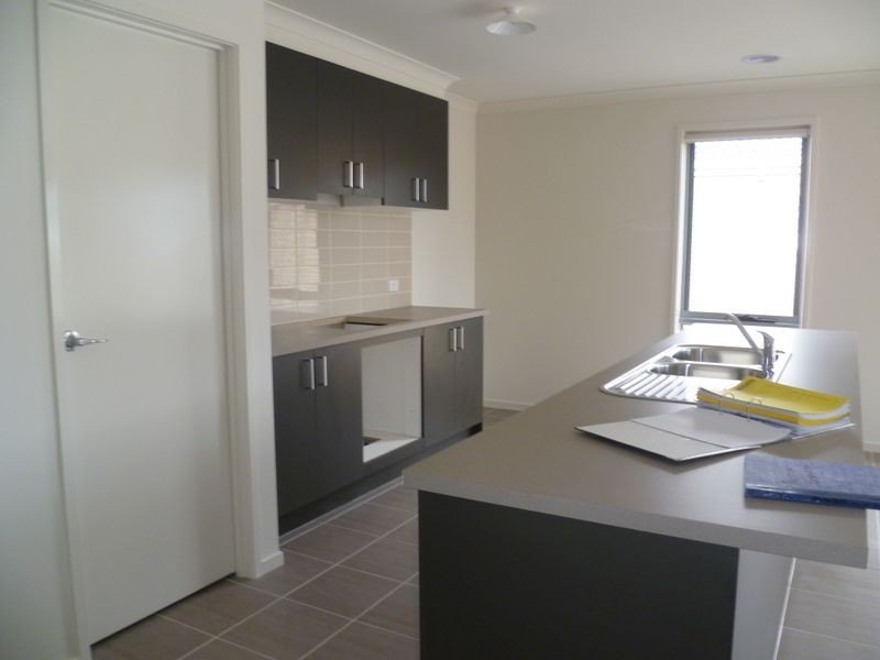 8 Tattle Grove, Cranbourne VIC 3977