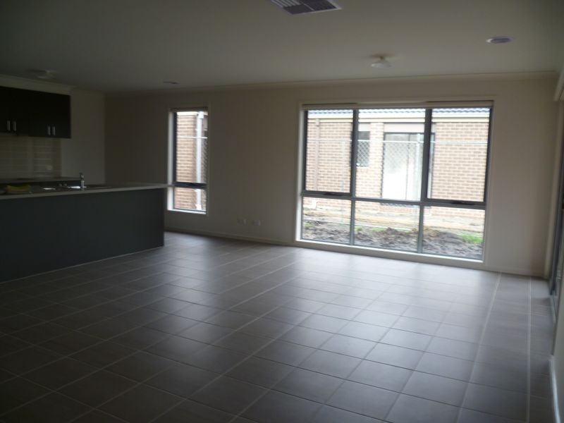 8 Tattle Grove, Cranbourne VIC 3977