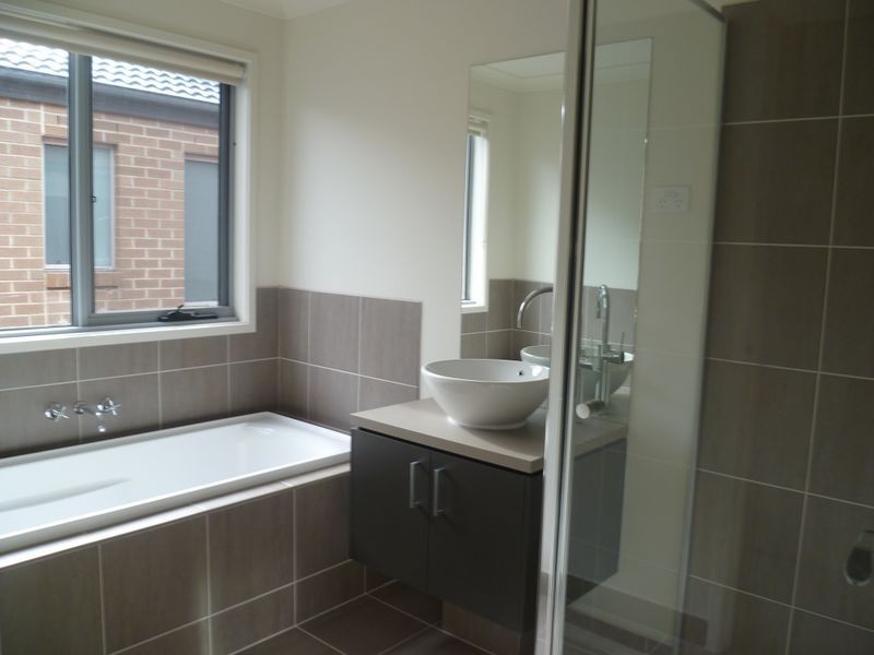 8 Tattle Grove, Cranbourne VIC 3977