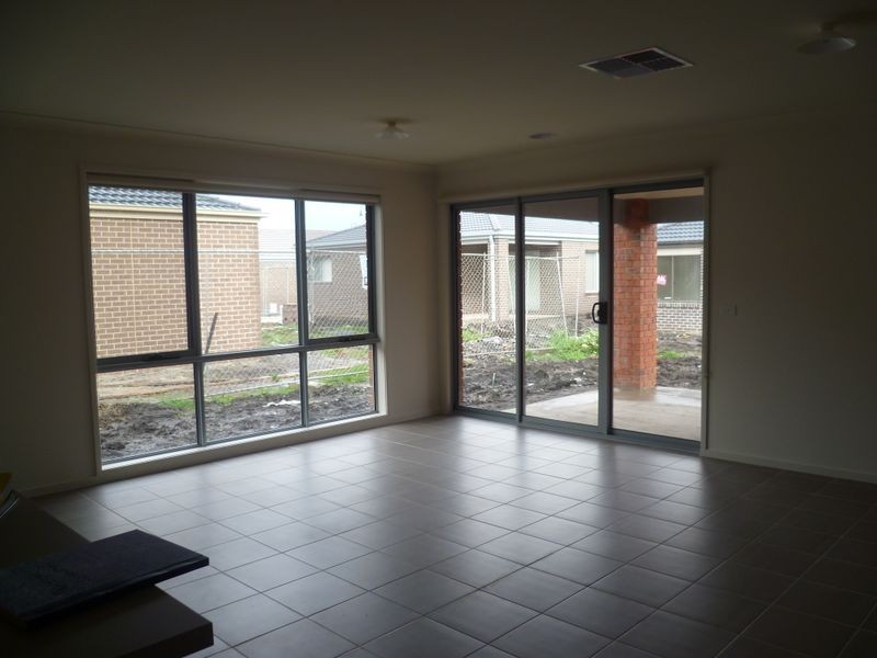 8 Tattle Grove, Cranbourne VIC 3977