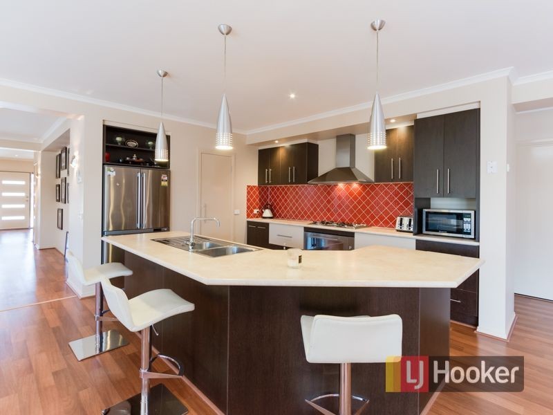 11 Newton Drive, Cranbourne North VIC 3977