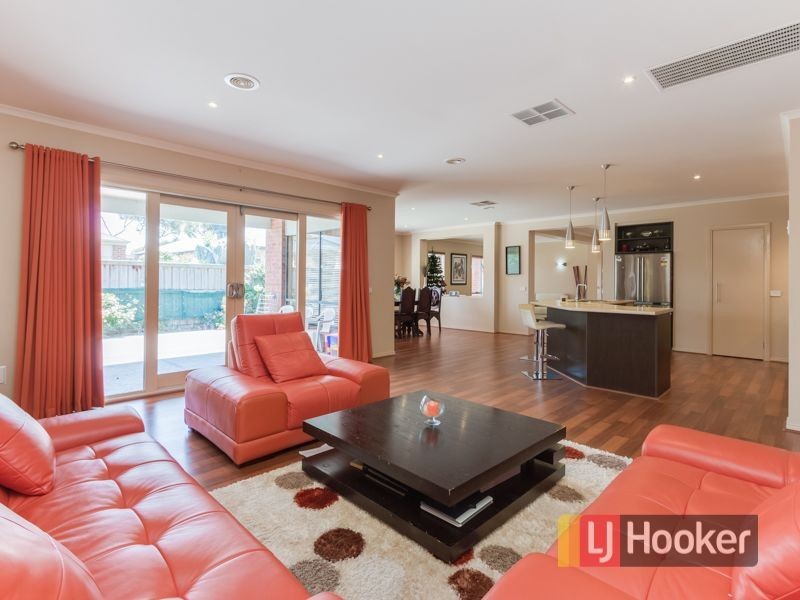 11 Newton Drive, Cranbourne North VIC 3977