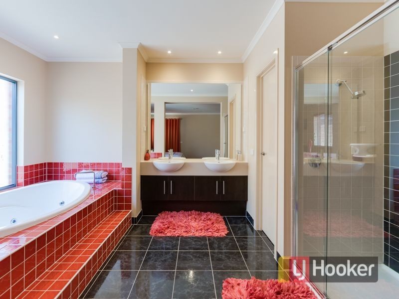 11 Newton Drive, Cranbourne North VIC 3977