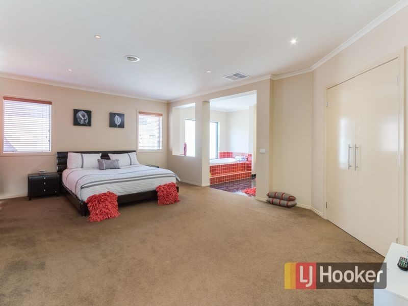 11 Newton Drive, Cranbourne North VIC 3977