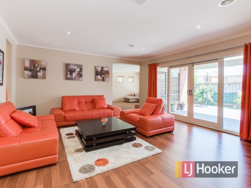 11 Newton Drive, Cranbourne North VIC 3977