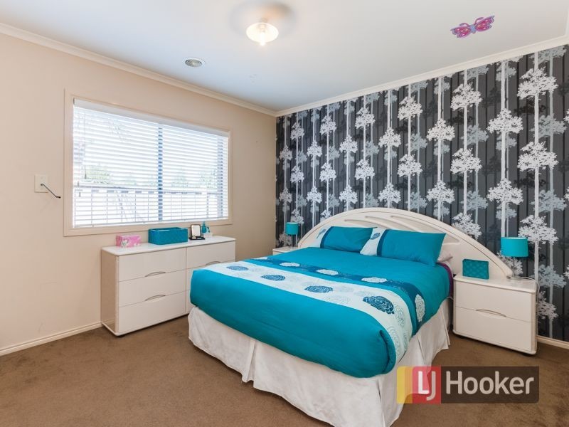 11 Newton Drive, Cranbourne North VIC 3977