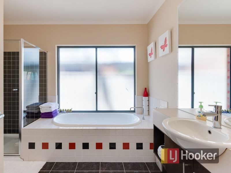 11 Newton Drive, Cranbourne North VIC 3977