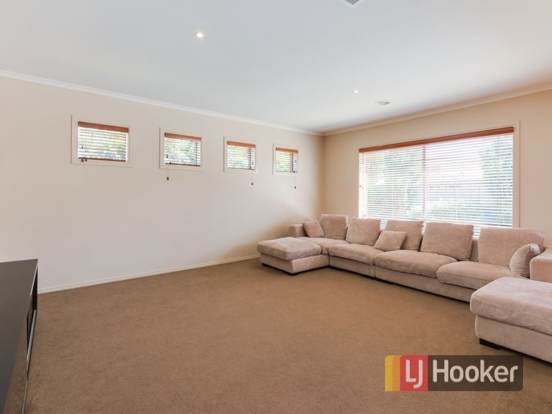11 Newton Drive, Cranbourne North VIC 3977
