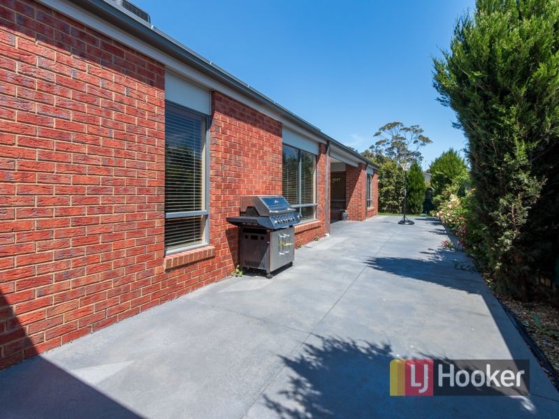 11 Newton Drive, Cranbourne North VIC 3977
