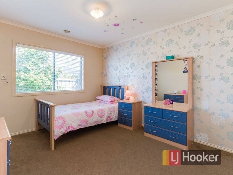 11 Newton Drive, Cranbourne North VIC 3977