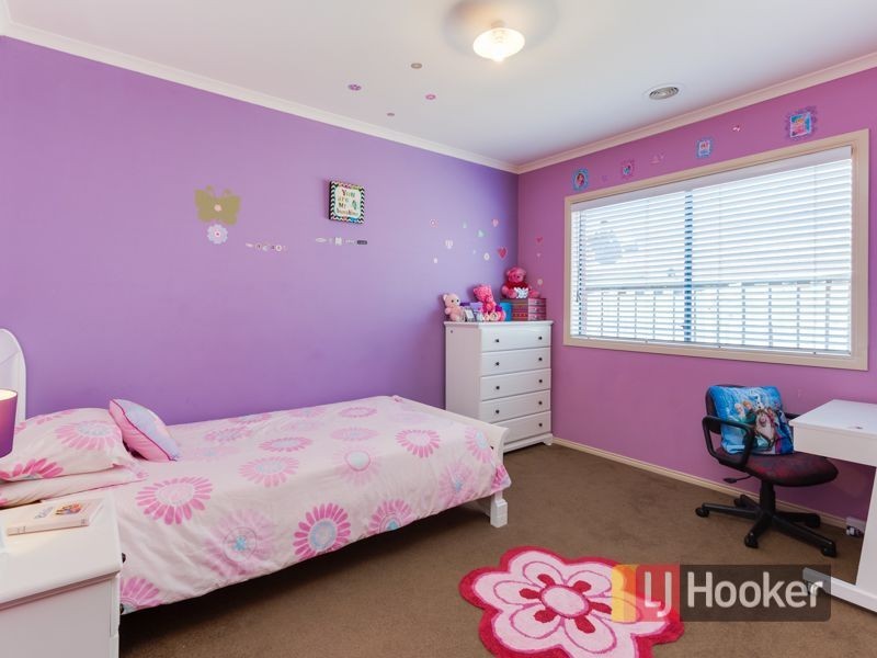 11 Newton Drive, Cranbourne North VIC 3977