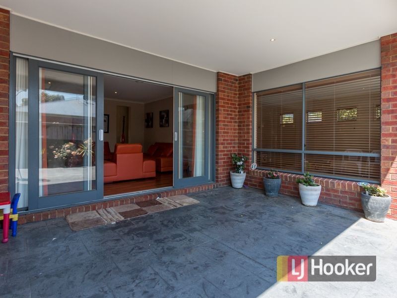 11 Newton Drive, Cranbourne North VIC 3977
