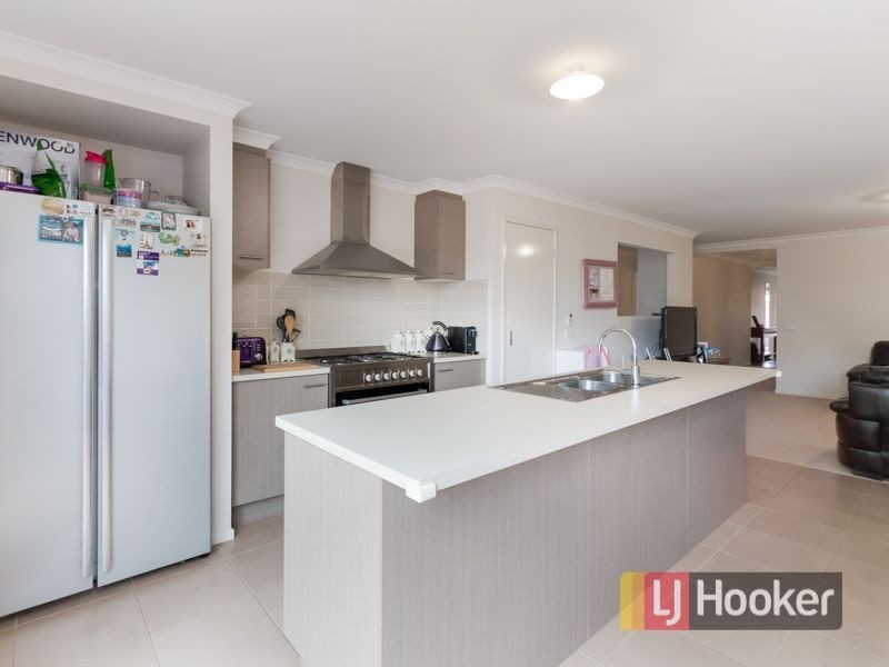 33 Falabela Road, Clyde North VIC 3978