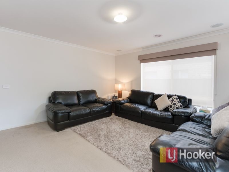 33 Falabela Road, Clyde North VIC 3978