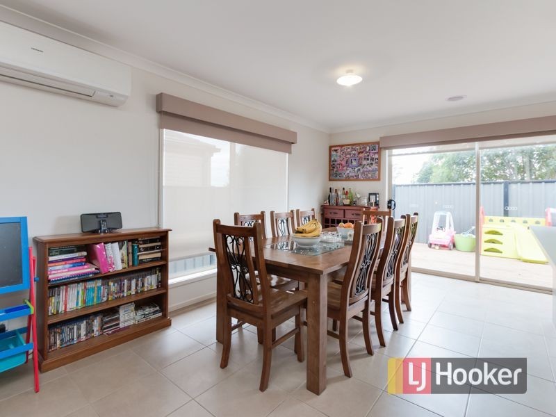 33 Falabela Road, Clyde North VIC 3978