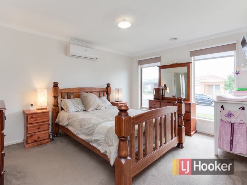 33 Falabela Road, Clyde North VIC 3978